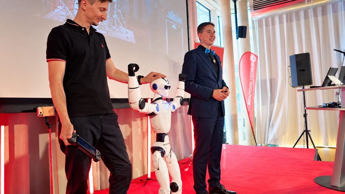 Rudi auf der Bühne der Stadtmarketingbörse in Cottbus
